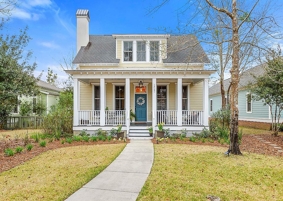 Welcoming front walk.