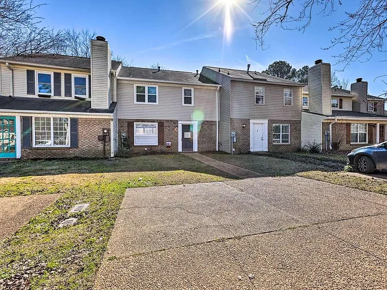 1073 Fairfax Dr — Photo 24