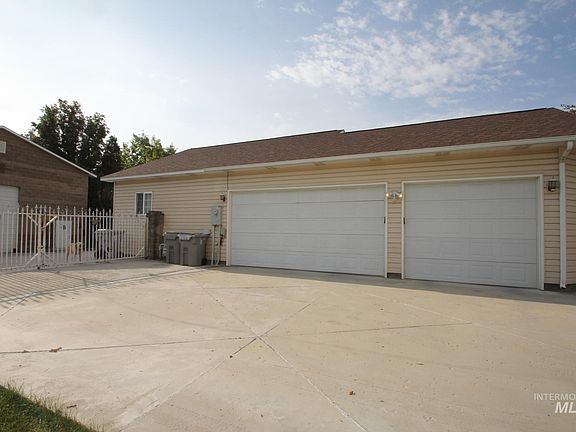 3rd image of 1707 Emerald Ave