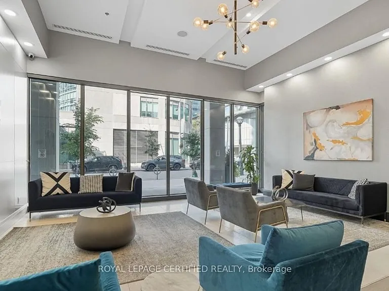 19 Grand Trunk Cres #2915 — Photo 2