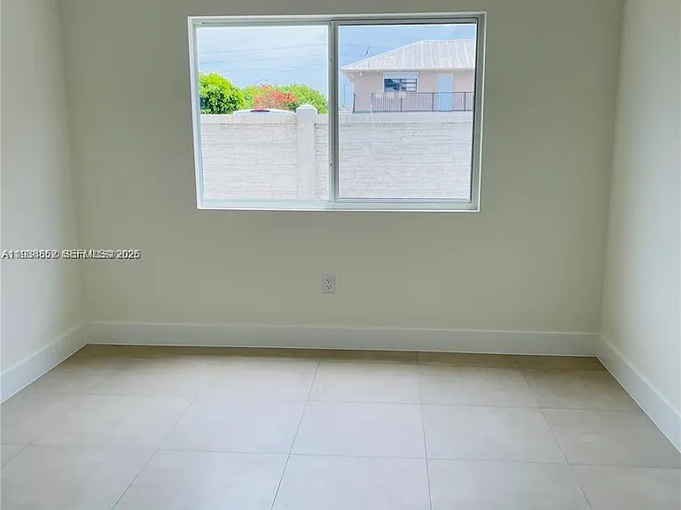 310 E 7th St #203 — Photo 10