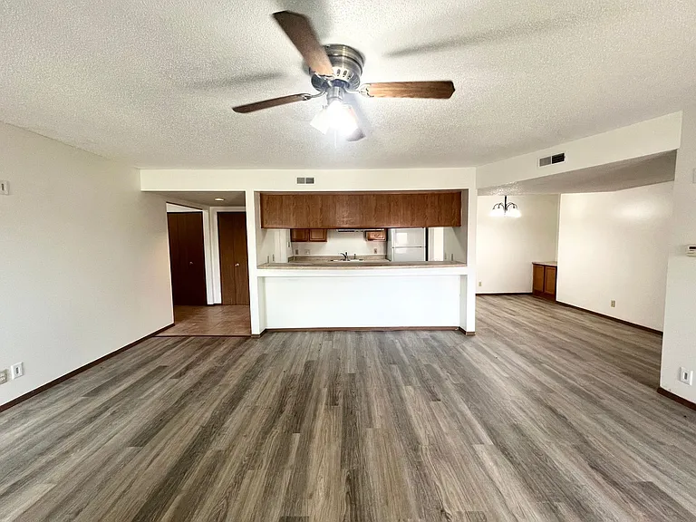 Oakridge Apartments — Photo 36