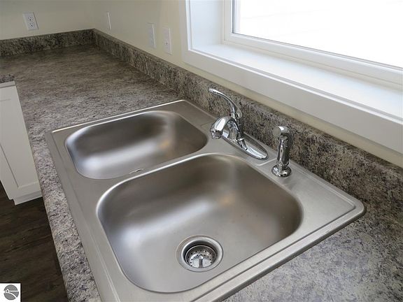 4th image of 16 Woodside Trail Ct