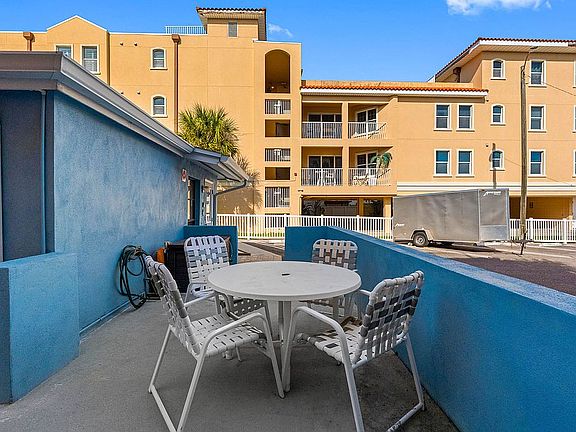 Common front patio area.