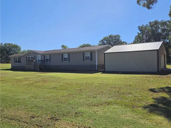 915 E 9th St, Cherryvale, KS 67335