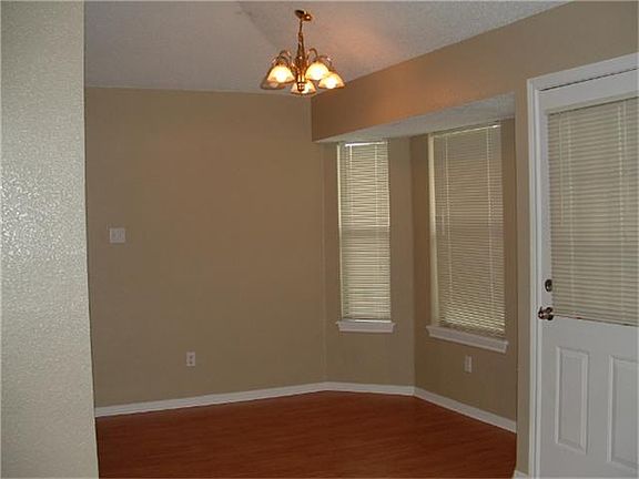 Cozy breakfast area right off of the kitchen