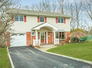 30 Woodoak Ln, Huntington, NY 11743