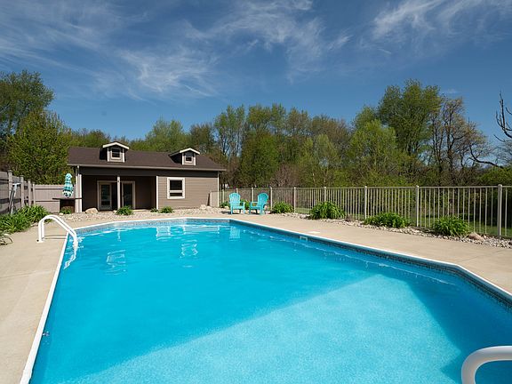 3rd image of 4358 Woodview Grv