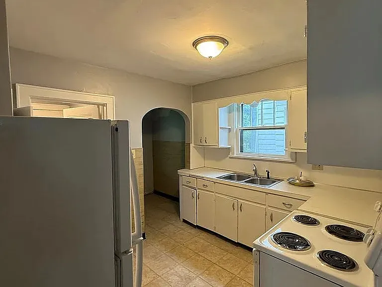 420 Grace Ave — Photo 5