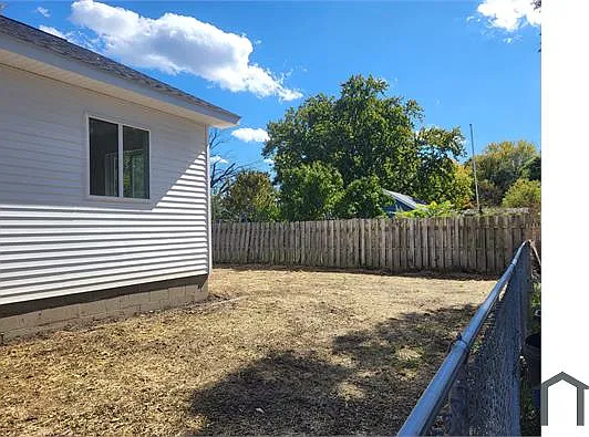 3 bed, 1250 sqft, $1,695 — Photo 2