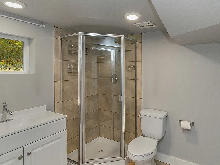 4246 S Graham St #BASEMENT — Photo 14