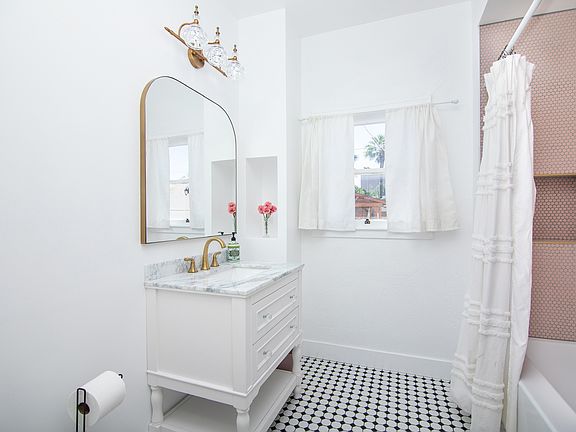 5th image of 117 W Glenrosa Ave