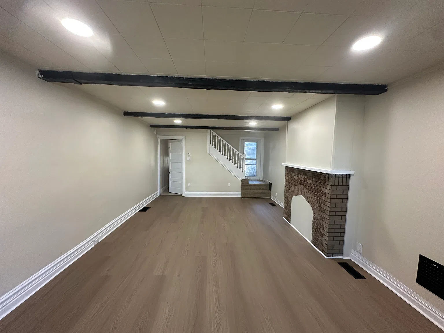3 bed, 1100 sqft, $2,100 — Photo 2