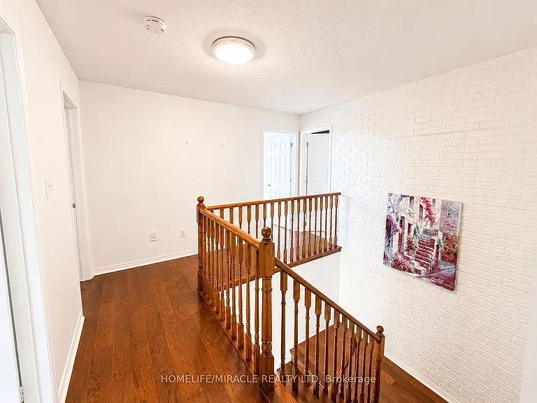 1033 Grandview St N — Photo 23