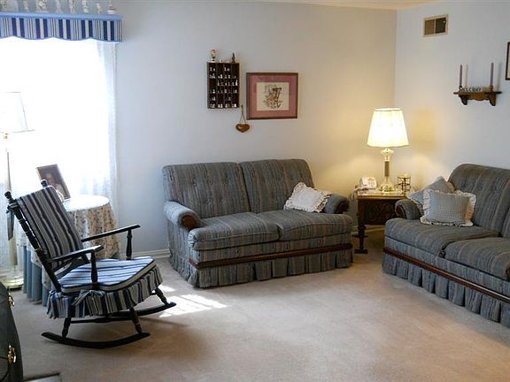4th image of 913 Broadview Blvd S