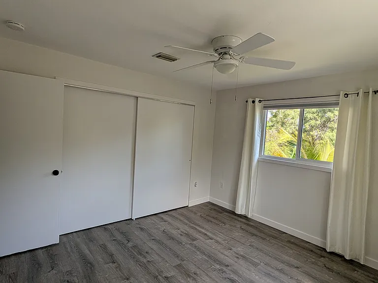 Bedroom, closet closed