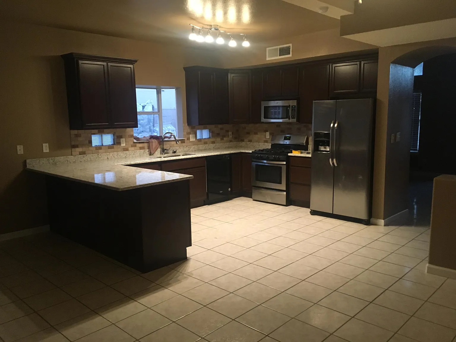 4 bed, 2200 sqft, $2,100 — Photo 4