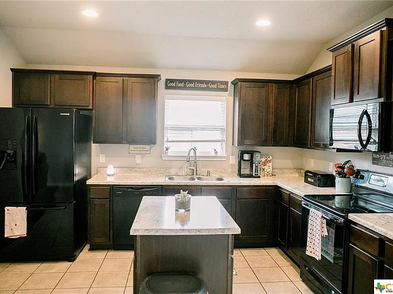 2525 Elk Creek Rd — Photo 5