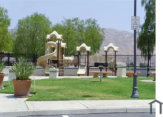 25816 Iris Ave — Photo 3