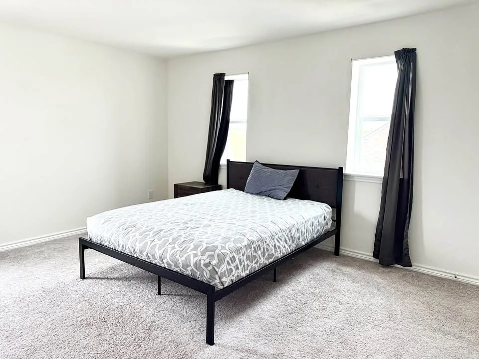 5 bed, 3.5 bath, 2694 sqft, $750 — Photo 2