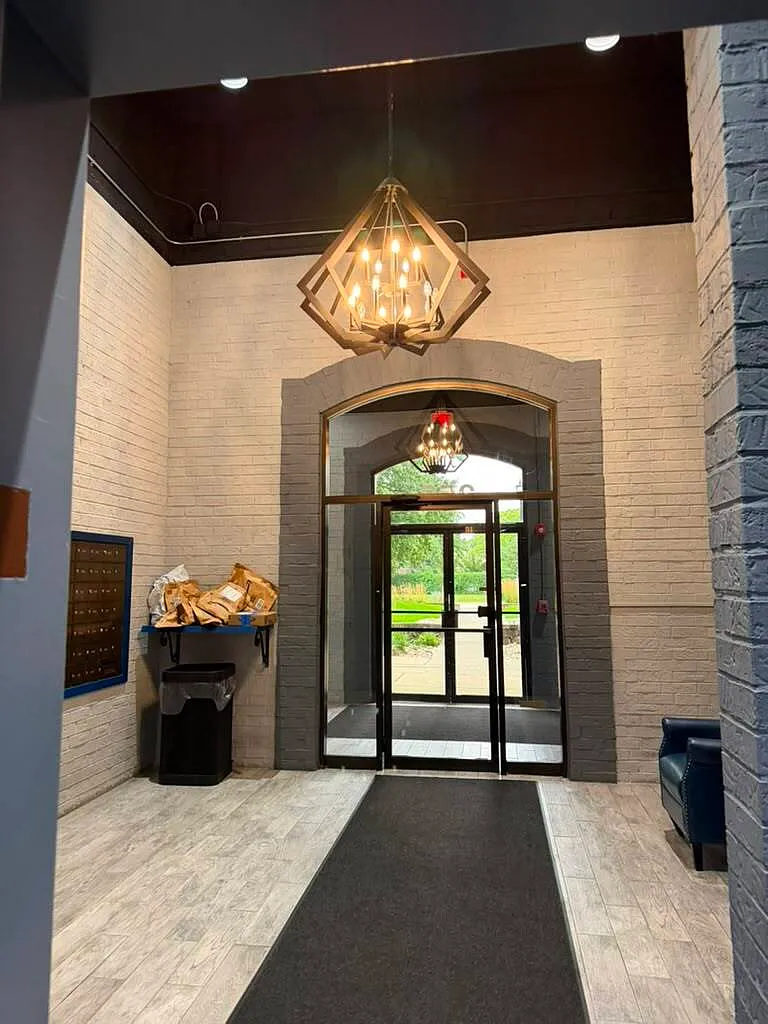 2 bed, 1300 sqft, $2,300 — Photo 2