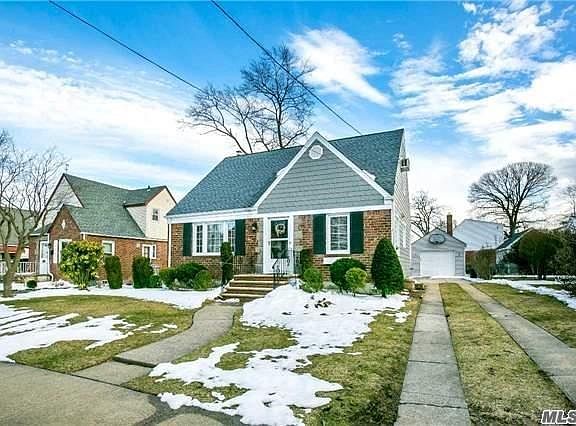 4th image of 42 Baxter Ave