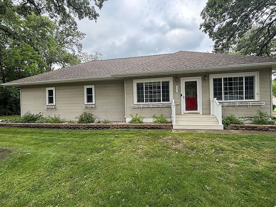 Rare Find-2 garages big yard