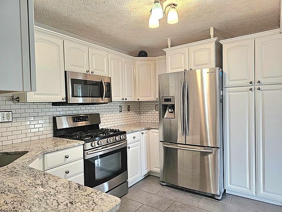 4th image of 983 Woodland Dr