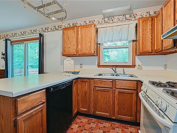 3rd image of 604 Sanderson Dr