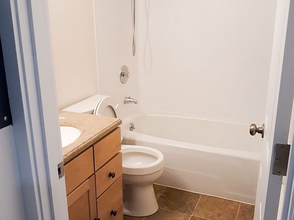4th image of 4128 12th Ave NE APT 204