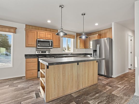5th image of 305 Willow Ave E