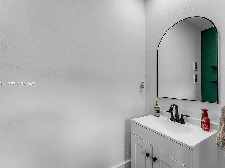 914 SE 18th St — Photo 10