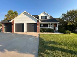 5413 Randolph Cir, Hastings, NE 68901
