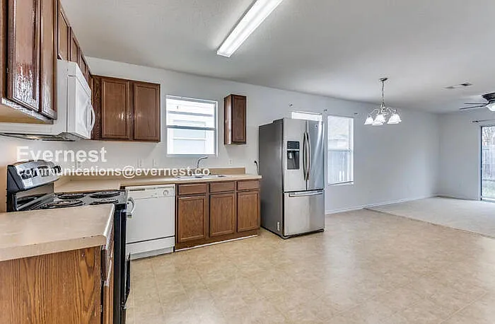 3 bed, 2.0 bath, 1341 sqft, $1,795 — Photo 4