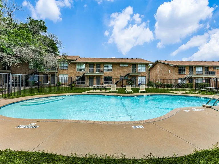 Dell Marr Allandell Apartments Pool