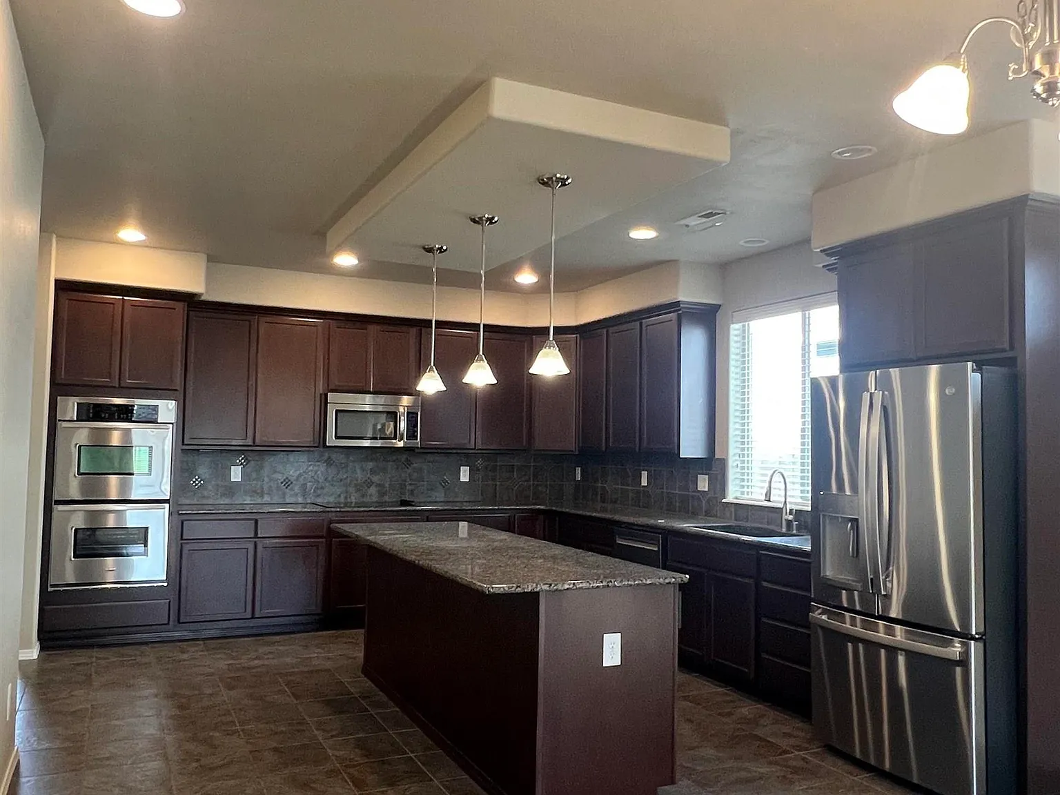 3 bed, 2.0 bath, 2335 sqft, $2,550 — Photo 2