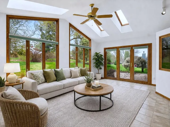 224 Deer Ridge Dr, West Bend, WI 53095