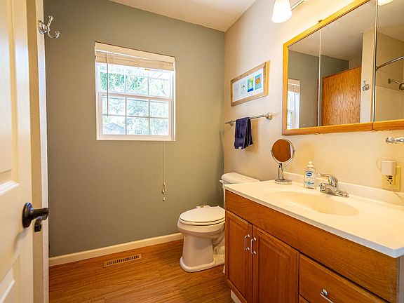 5th image of 825 W 10th St