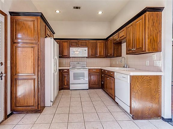 4th image of 2401 Edgewood Dr