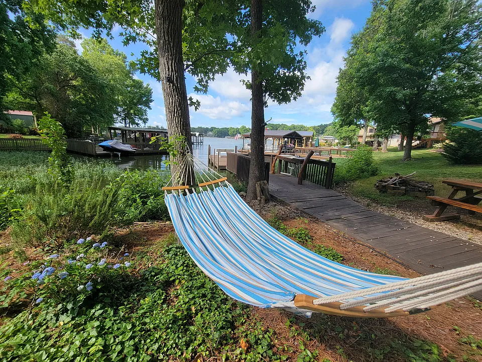 Lake Point Cir