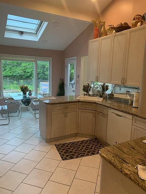 1st image of 408 Elm Dr #2J