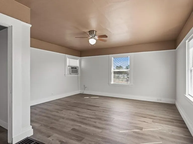 429 E Hawthorne St — Photo 7
