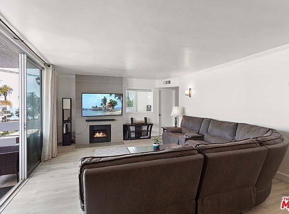 3rd image of 826 2nd St APT 306