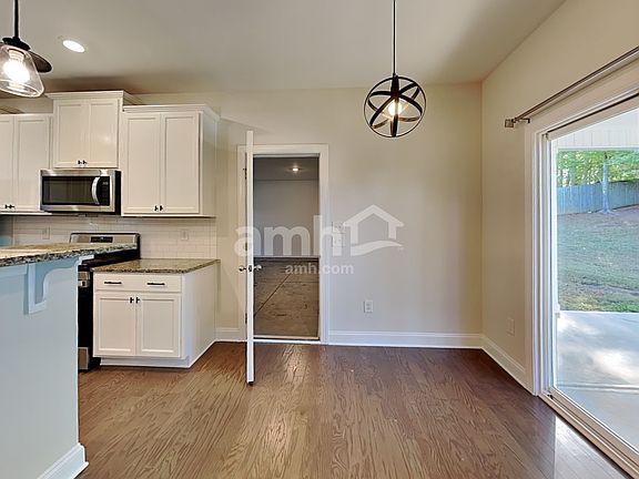 5th image of 102 White Ash Ln