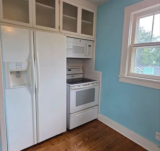 Beautiful 2BR 1BA unit w/ Covered Porch in Downtown Liberty — Photo 16