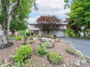 4217 Old Homestead Rd, Syracuse, NY 13215