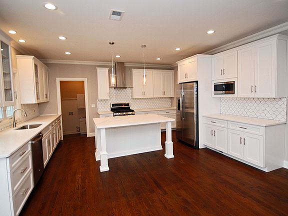 3rd image of 36 Ashwood Dr