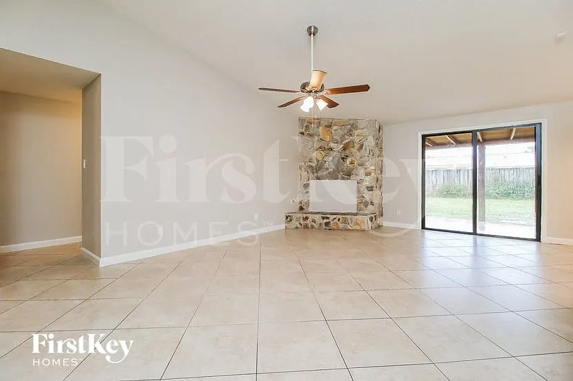 3 bed, 2.0 bath, 1372 sqft, $2,965 — Photo 3