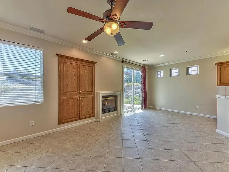 1948 Gladstone Way — Photo 5