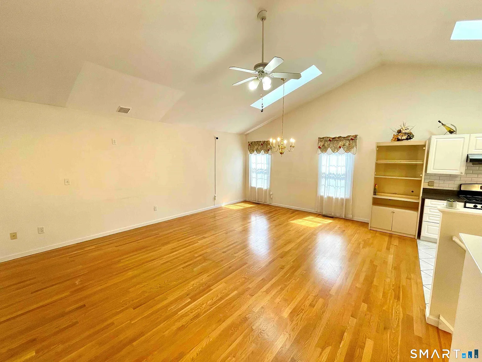 3 bed, 2.0 bath, 2100 sqft, $3,150 — Photo 2